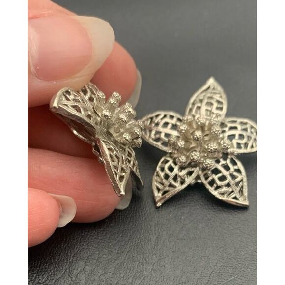 Vintage Beautiful Silver Tone Flower Clip On Earrings - Picture 3 of 5